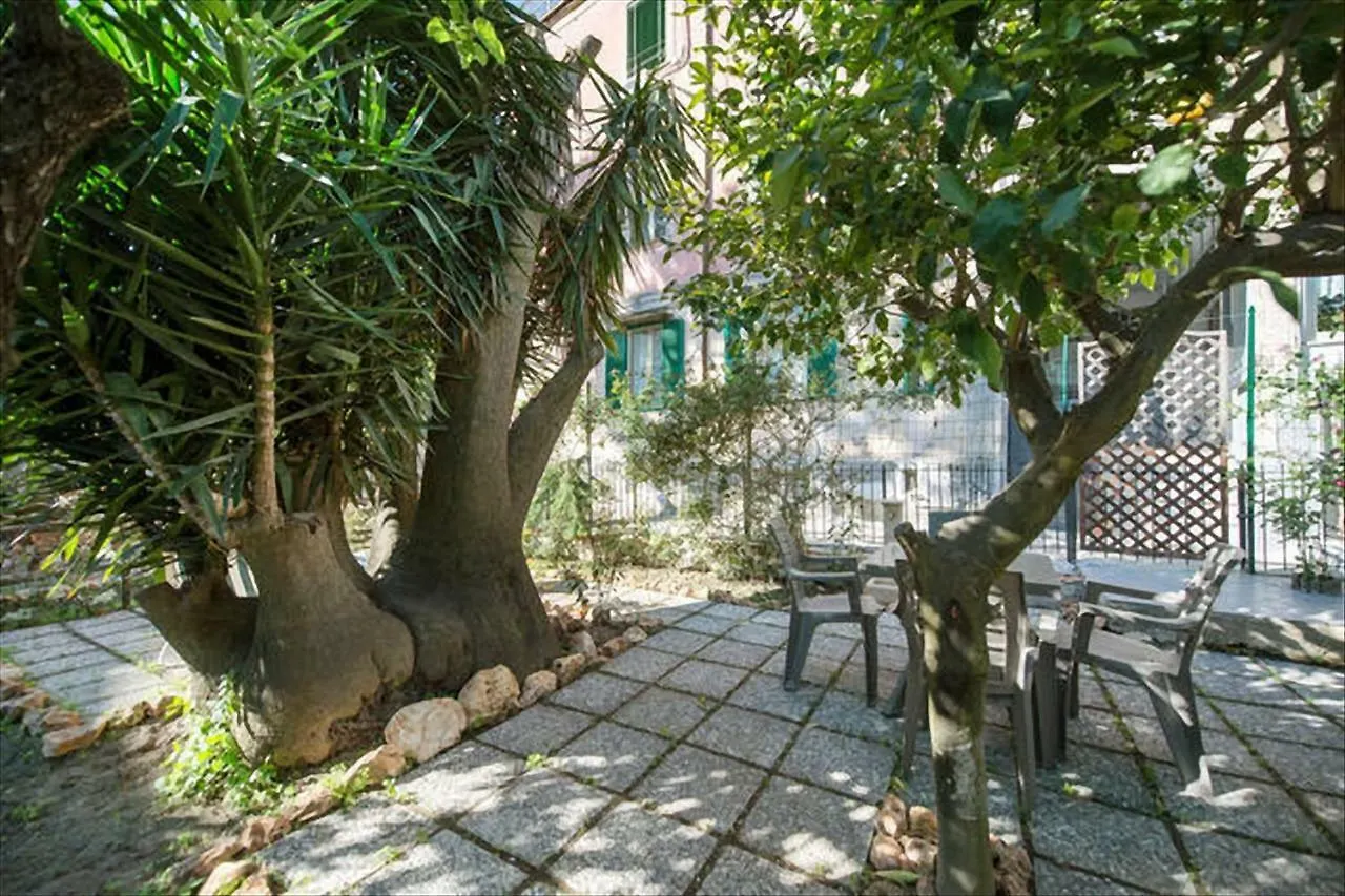 Garden House Apartments In Nápoly
